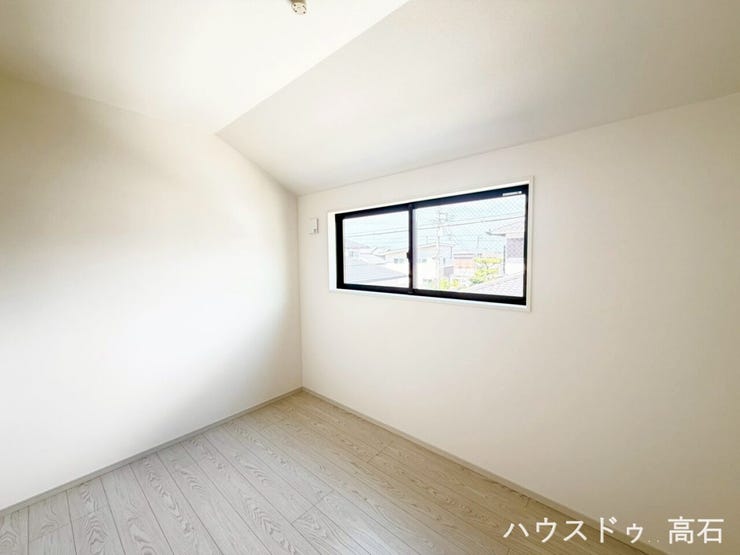 7.25畳洋室
高い位置にある窓からは心地よい光が差し込み、外からの視線も気になりにくいプライベート性の高い一室です。