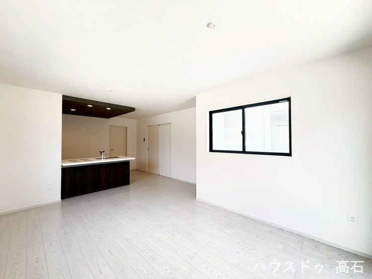 広いリビングなので、家族みんなでテレビを見たり、遊んだり、色々なことができます。