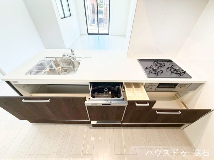 たっぷり収納できるシステムキッチンに加え、食器洗浄乾燥機付きでご家族の家事をサポートします。
