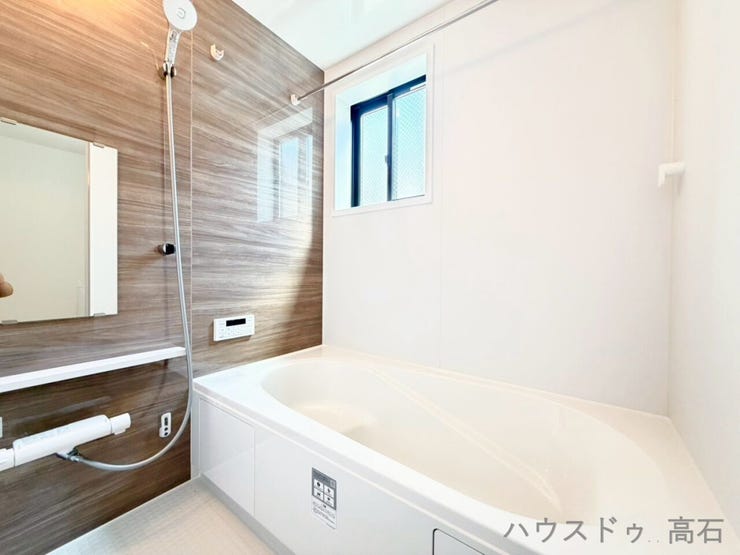 清潔感あふれるバスルームは、明るく心地よい空間。