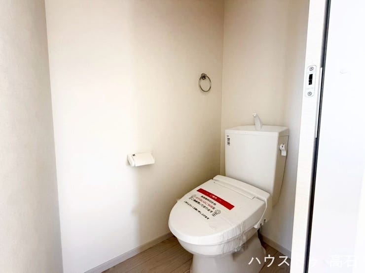 2階トイレ
2階にもトイレがあるため、忙しい朝の準備時間でも家族で重なることなくスムーズに利用できます。