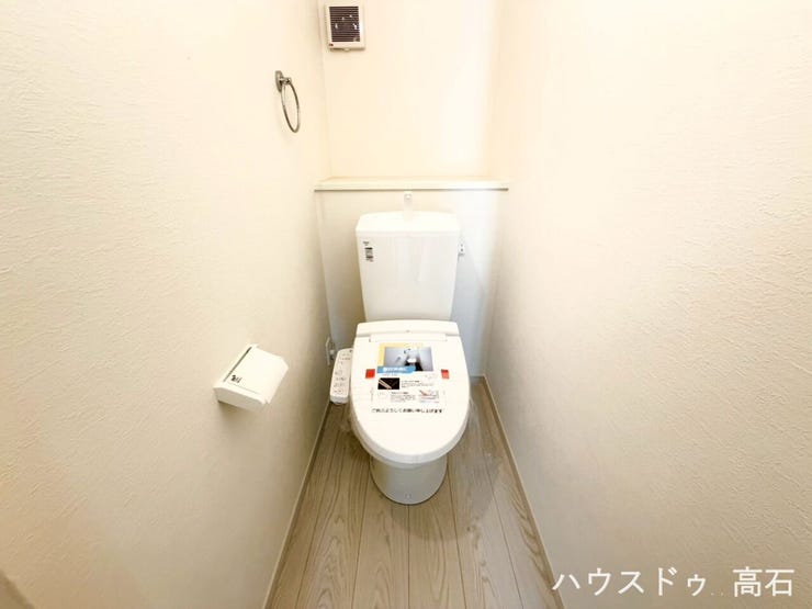 1階トイレ
白を基調とした清潔感あふれるトイレ空間。