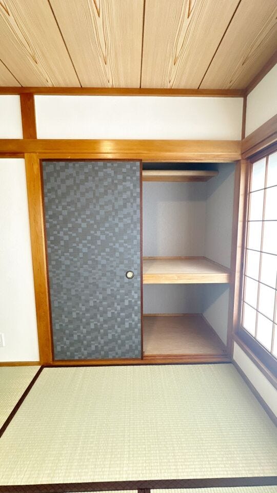 空間と調和したデザインの収納です