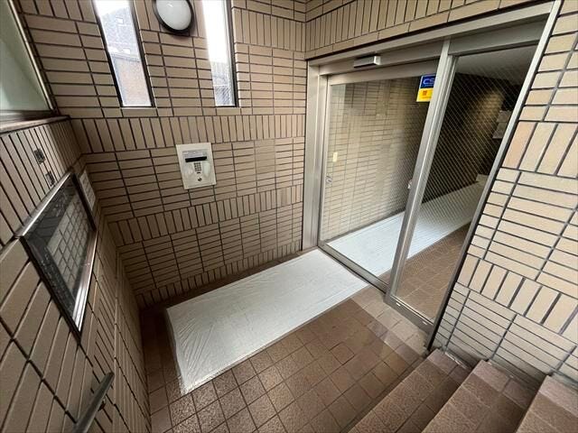 オートロックシステムを採用。不審者の侵入を未然に防ぐだけでなく、住まう方のプライバシーをしっかりと守ります。