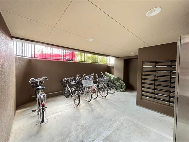 集合ポストの近くにある駐輪場です。風雨から自転車を守ることができます。
