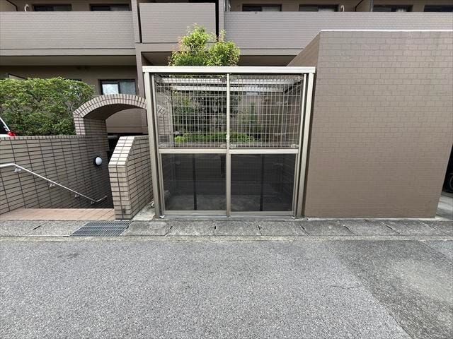 ゴミ置き場には柵が設置されています。カラスなどから防ぎ、ごみの散乱が防げます。マンション外観を綺麗に保ちます。