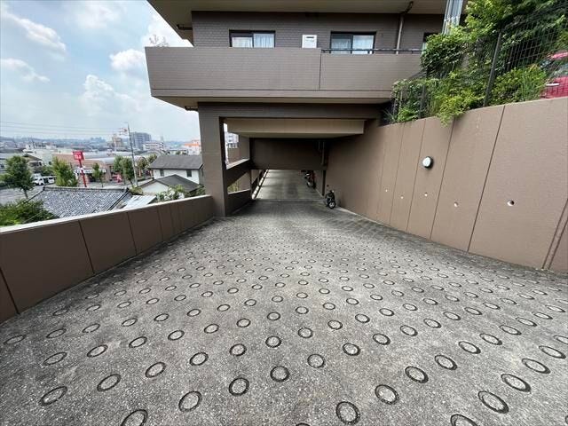 マンション下部にある駐車場に繋がる通路です。坂道のすべり止め対策の道路となっています。