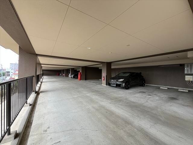 マンション下部にある駐車場です。お車を風雨・紫外線から防ぐことができます。