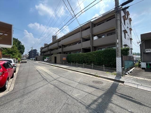 マンション北西側前面道路です。