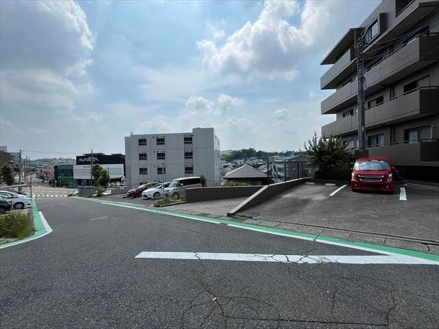 マンション北側前面道路です。マンション下部駐車場の出入口に面しています。