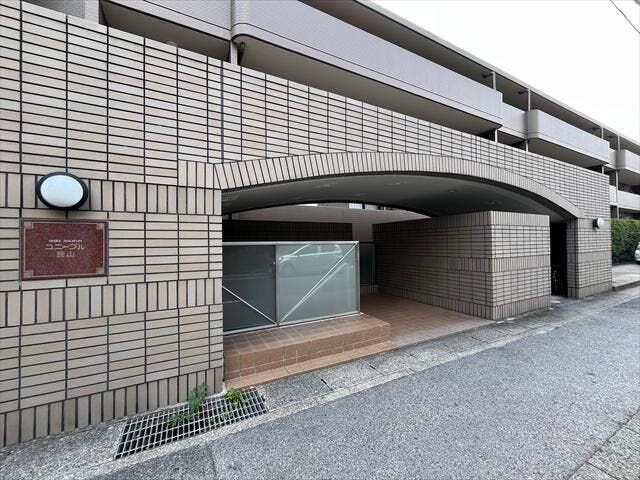 広々としたエントランススペースは、訪れる人々を温かく迎えます。