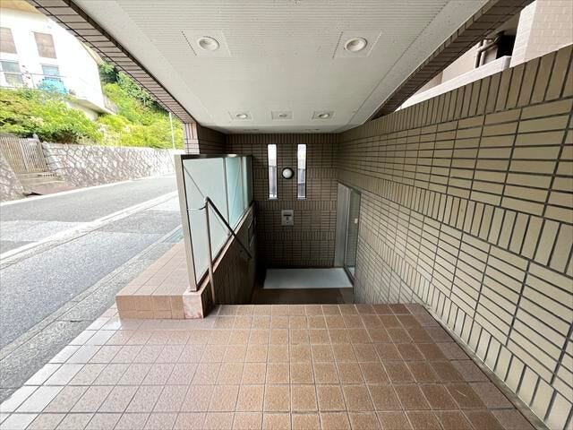 マンションの正面玄関であり、住人の安全とプライバシーを守る共用部です。