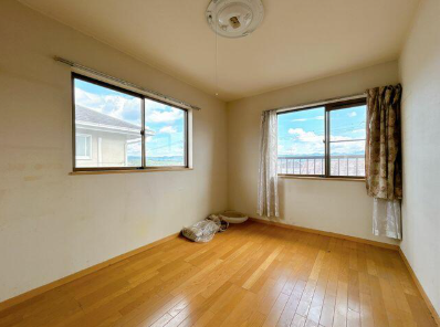 リフォーム前 2階東側洋室。クロス張替、床はクッションフロアを重ね張りします!