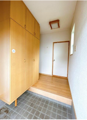 リフォーム前 玄関内部写真。照明交換、クロス張替を行います。