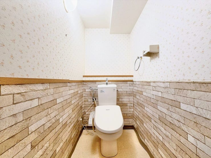 明るくて清潔感のあるトイレスペース。毎日何度も使う場所だからこそ、ホッと落ち着けるインテリアにこだわりました。白を基調とした爽やかな空間が、日々の暮らしの中にさりげない癒やしのひと時をもたらします