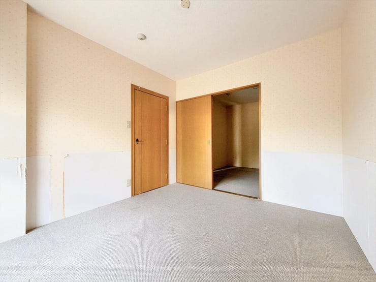大きな窓があり、たっぷりの自然光が差し込む明るい洋室です。心地よい開放感に包まれた空間は、毎日の疲れを癒やす。朝は爽やかな光ですっきりと目覚める、健康的な暮らしが叶いそうです