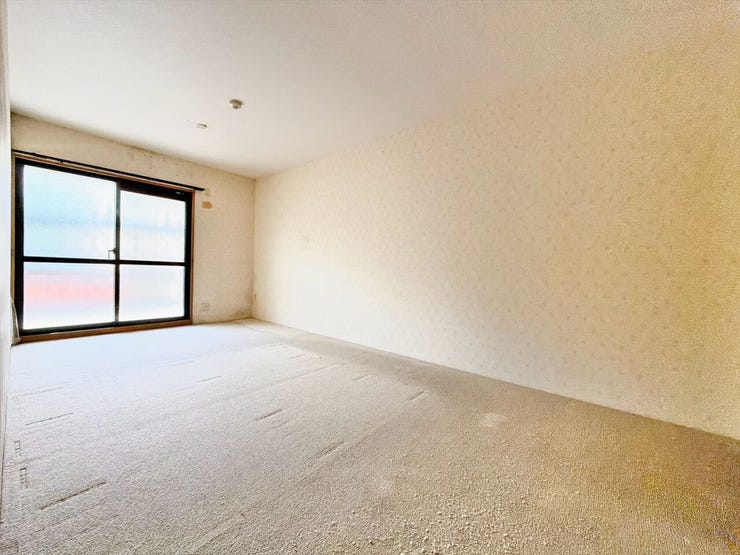 大きな窓があり、たっぷりの自然光が差し込む明るい洋室です。心地よい開放感に包まれた空間は、毎日の疲れを癒やす。朝は爽やかな光ですっきりと目覚める、健康的な暮らしが叶いそうです