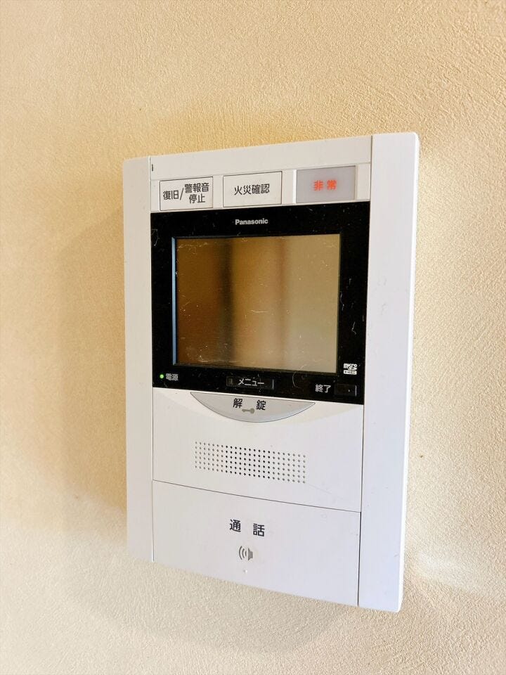 来客時に便利なTVモニター付きインターホン!お子様のお留守番にも安心です♪ 訪問者の顔や様子を室内からしっかり確認してから応対できるため、不審な勧誘や突然の来客にも落ち着いて対応できます。