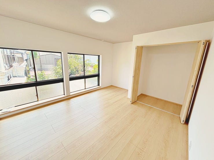 【リフォーム済】2階10帖洋室に変更予定のお部屋です。クロス張替、床クッションフロア張り、照明交換、建具交換、隣室との間に壁新設をしております。ご夫婦の寝室にしても十分な広さですね。