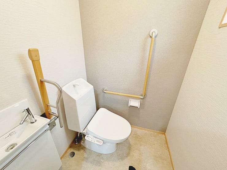 【リフォーム済】洗面所内にある既存のトイレを撤去し、ジャニス製の洗浄機能付きトイレを新設。クロス張替え、鍵付きの入口ドア新設、クッションフロア張り、換気扇交換をしております。