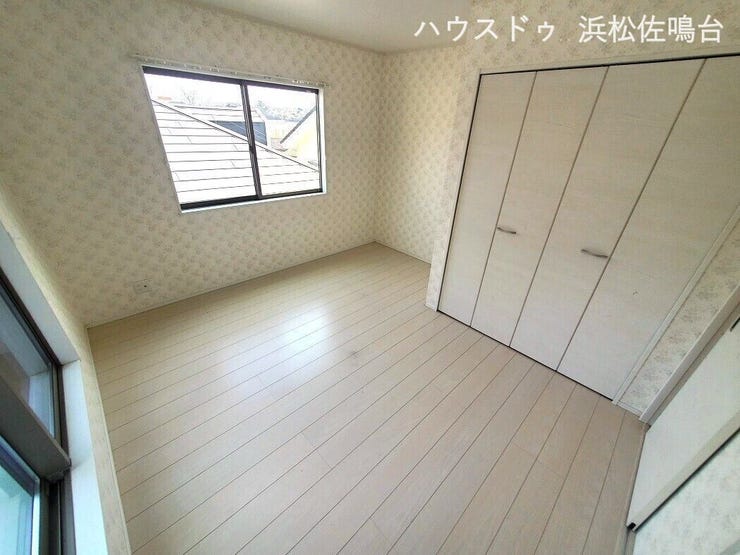 2階洋室7帖は、主寝室に最適。バルコニーへ出入りできるお部屋です。