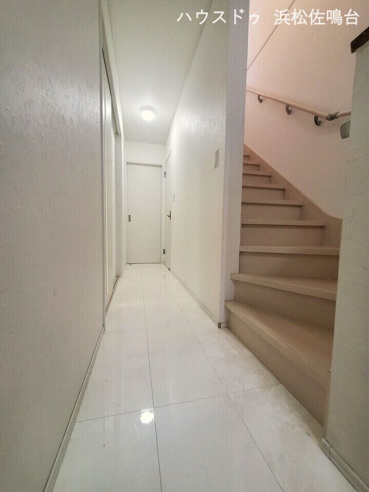1階廊下廻り。階段手すり付きで安全に昇降できますね!