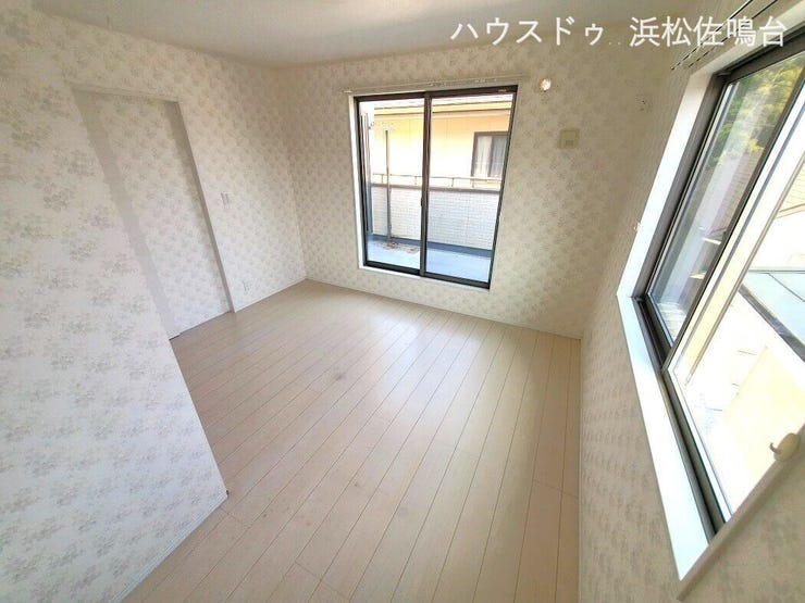 2階洋室6帖は子供部屋に最適。バルコニーへ出入りできるお部屋♪