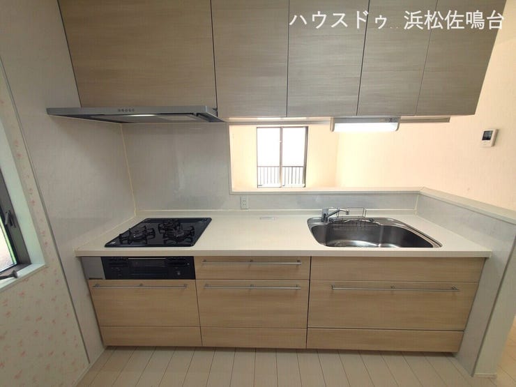 LDK全景別角度。キッチン背面スペースもゆとりがございます。