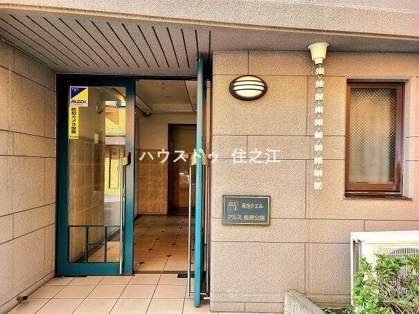 ★お洒落な印象のエントランス。大人の雰囲気を感じますね♪