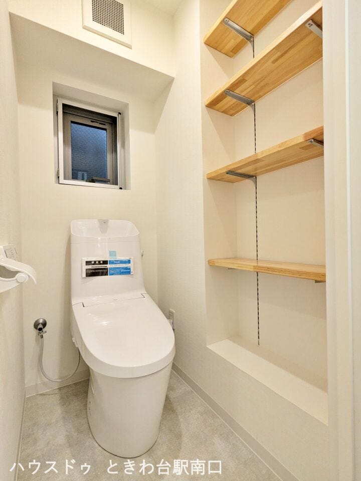 温水洗浄機能付きのトイレも新調。便利な可動棚の収納スペースが備わっており、備品もすっきりと収まります。