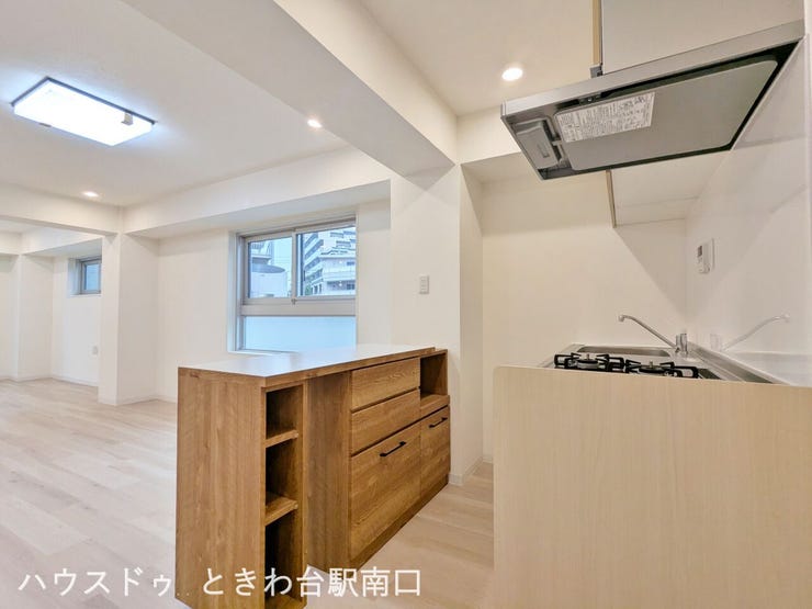 キッチンカウンターからリビングを見渡せる開放的な間取り。お料理中もご家族との会話を楽しみながら過ごせます。