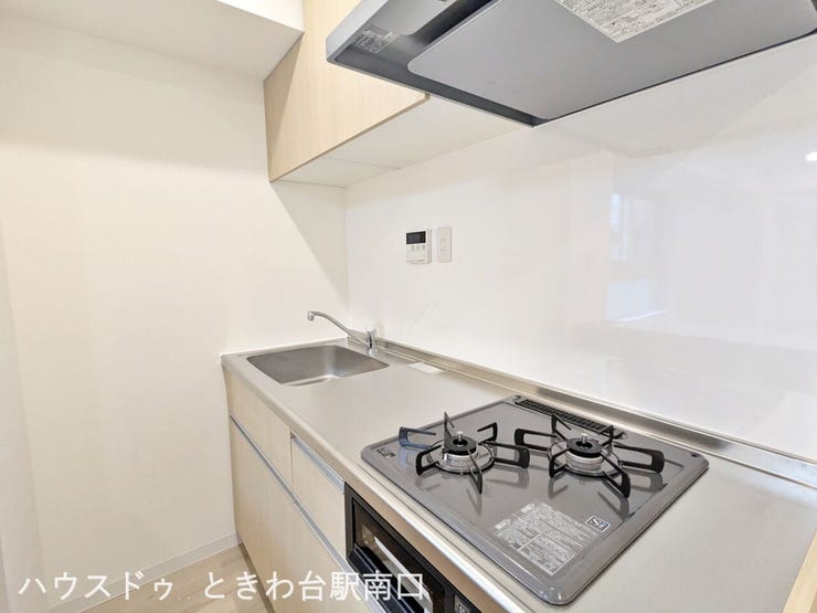 2026年7月に新規交換された、使い勝手の良いシステムキッチン。お手入れのしやすい3口コンロを採用しています。