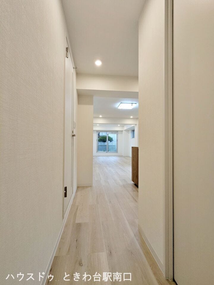 廊下からリビングへと続く開放的な視界。全室フローリング張替済みで、足元から温かみを感じる住まいです。