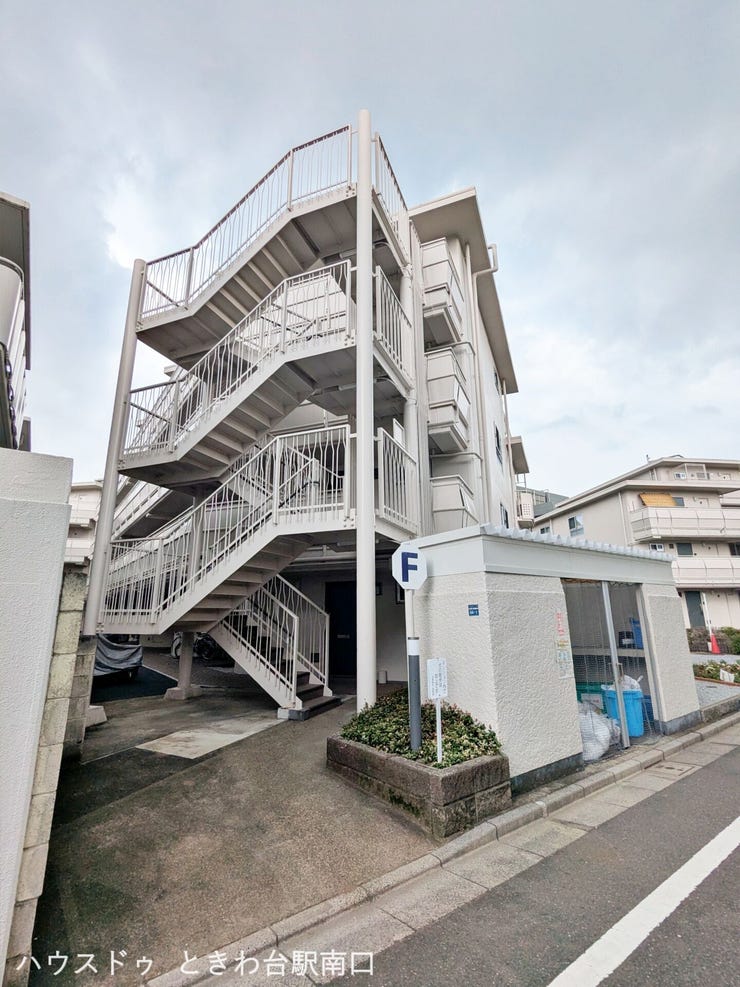 【外観】
東武東上線「上板橋」駅より徒歩5分の好立地。共用部も整然とした印象の分譲マンションです。