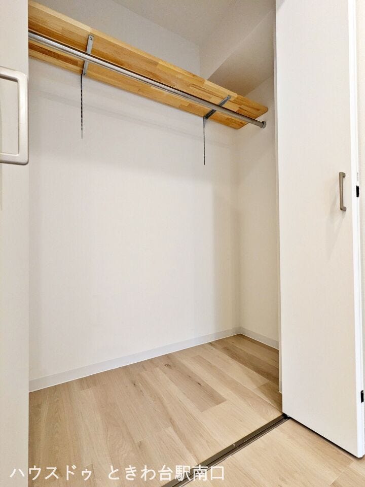 クローゼット内部には枕棚とハンガーパイプを設置。衣類や小物を整理しやすく、居住空間を有効に活用できる仕様です。
