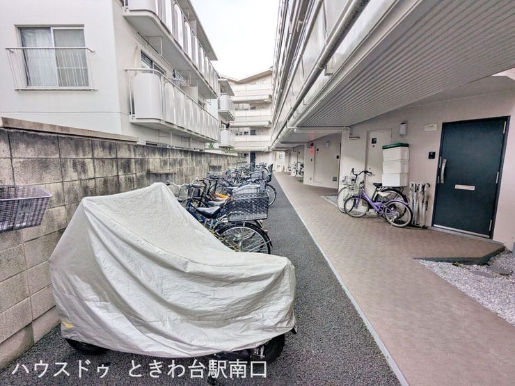 建物横には整理された駐輪・バイクスペースを確保。駅近ながら、ゆとりある敷地計画が魅力的な住まいです。