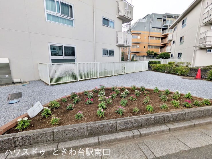 敷地内には手入れの行き届いた花壇があり、潤いのある景観です。七軒家公園へも徒歩2分と、緑豊かな周辺環境も魅力です。