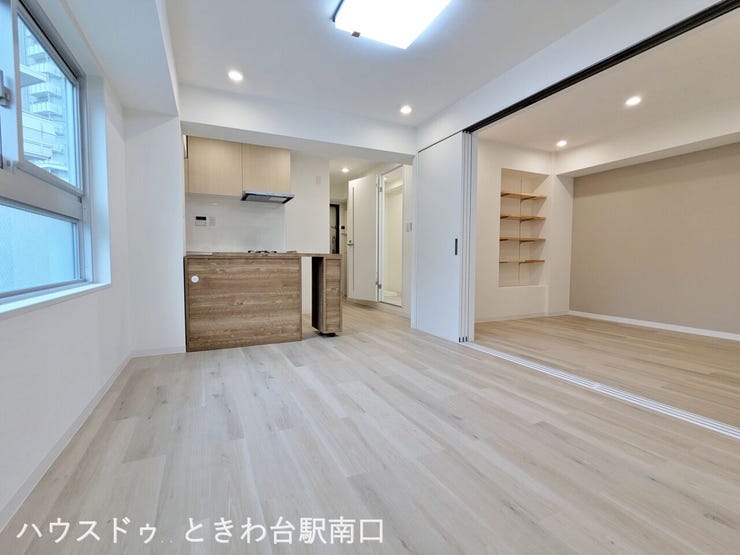 リビング横の洋室は、扉を開放することで広い空間として活用可能。ライフスタイルに合わせて柔軟に使い分けられます。