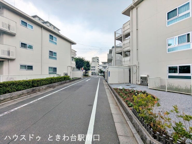 大切なペットと暮らせるリフォーム済み物件。駅徒歩5分の利便性と、手入れされた植栽が心地よい住環境を提供します。