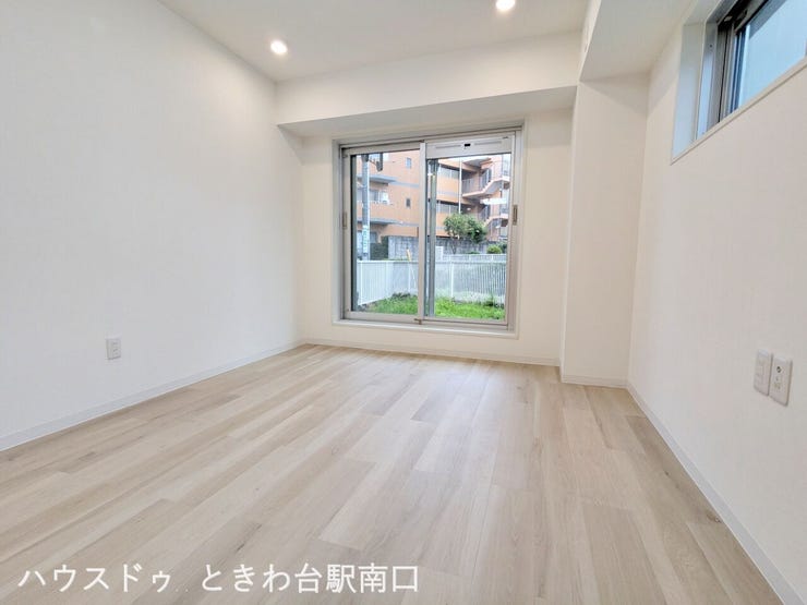 窓の外には緑が見える、落ち着いた雰囲気のリビング。全室フローリングとクロスを張り替えており、清潔感があります。