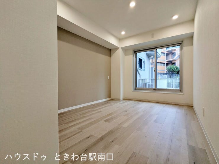 アクセントクロスがおしゃれな洋室。落ち着いた色合いの空間は、寝室やワークスペースとしても適しています。