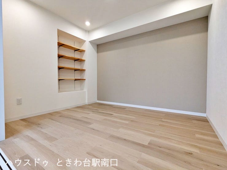 デザイン性の高い可動棚付きの洋室。本棚や飾り棚として、ライフスタイルに合わせて多目的に活用いただけます。