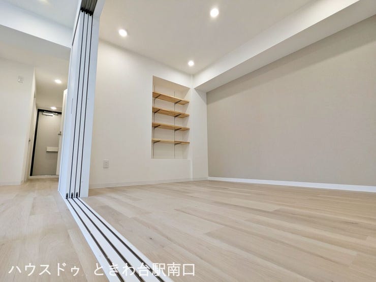 壁面のニッチ収納が目を引くお部屋。お気に入りの小物を飾るなど、暮らしに彩りを添える楽しみが広がります。