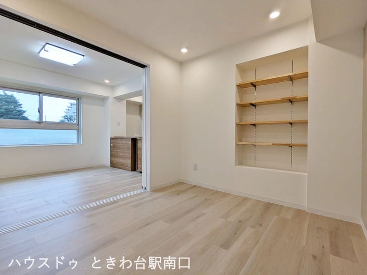 リビングダイニングと一体感のある洋室。引き戸を開ければ、開放的で奥行きのある住空間が広がります。