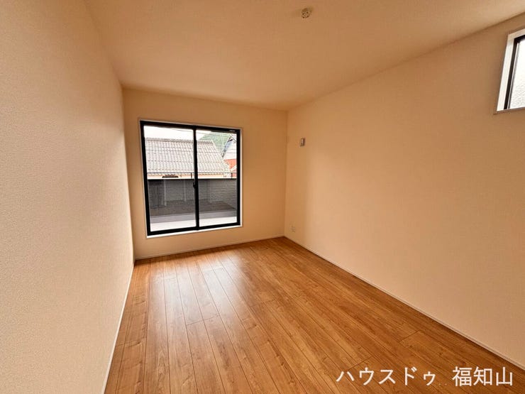 約7.5帖の広々とした洋室は、主寝室にぴったりのゆとりある空間。大きめのベッドを置いてもゆったりと使え、心地よいプライベートタイムを過ごせます。