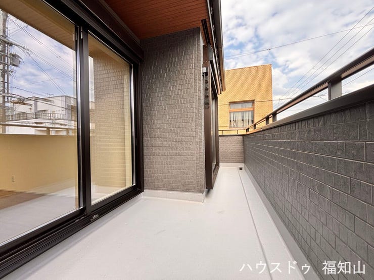 2部屋から出入りできる、使い勝手の良いバルコニー。