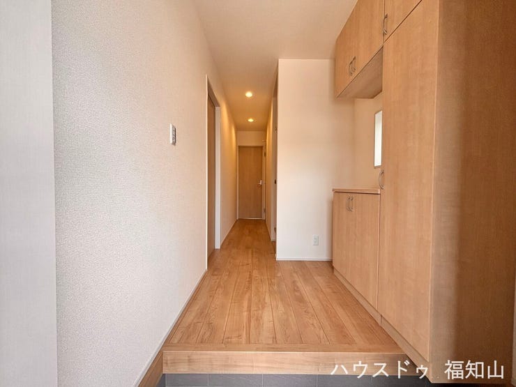 白とベージュを基調とした、明るく上品な玄関。