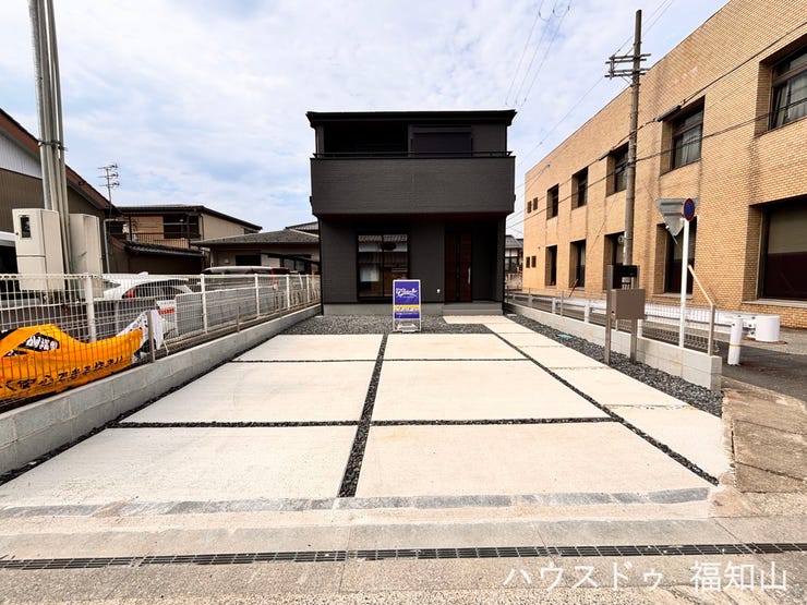 【外観】
JR綾部駅まで徒歩約13分・4駐車2台可能