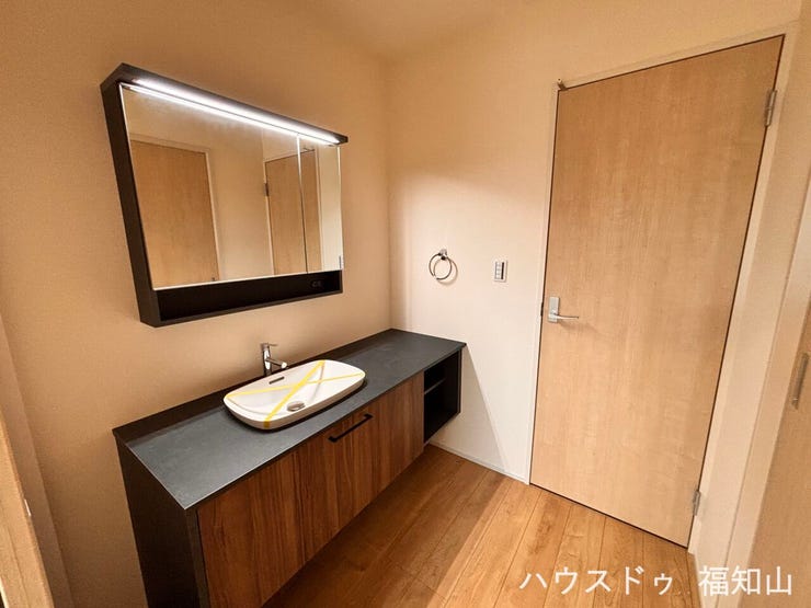 ホテルライクな上質空間を演出する洗面台。