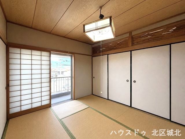 【6畳和室】
柔らかな感触の畳は,ほどよく湿気を吸ってくれるので、直接肌に触れても快適です。お昼寝の場所に最適です。
※イメージ画像(実際の写真をもとに家具等をCGで除去したものになります)